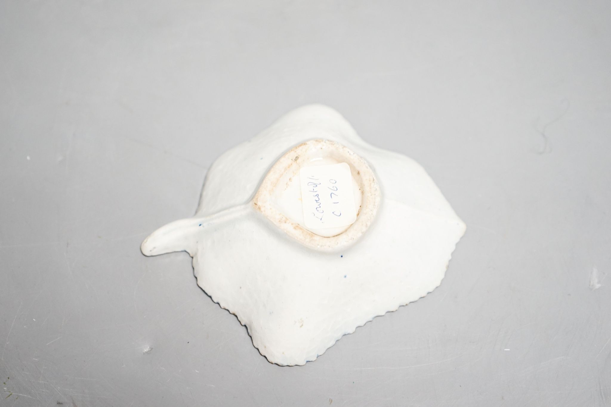 A Lowestoft blue and white leaf pickle dish c. 1760, 10.8 cm